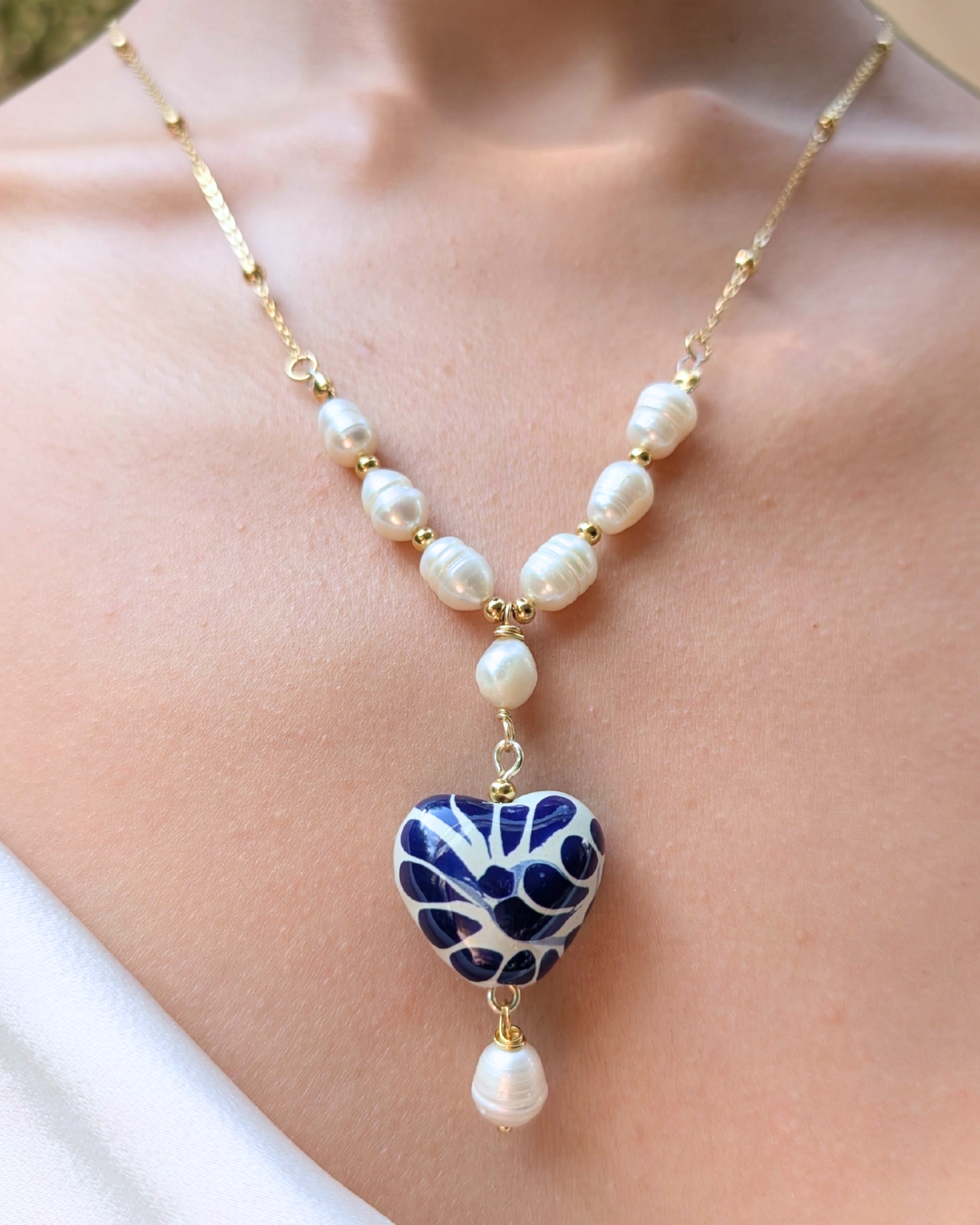 Collier de perles et céramique délicat et minimaliste. Idée cadeau femme.