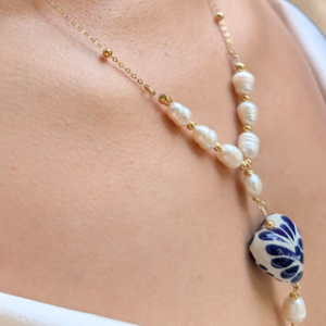 Collier de perles et céramique délicat et minimaliste. Idée cadeau femme.