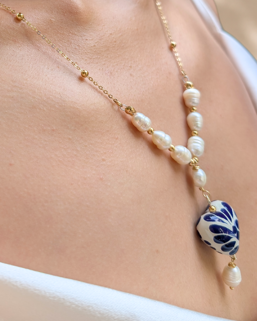 Collier de perles et céramique délicat et minimaliste. Idée cadeau femme.