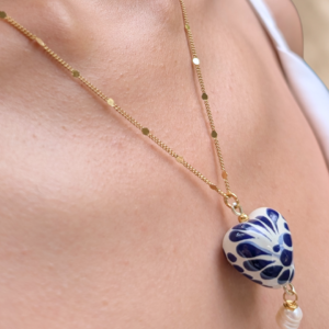 Collier artisanal en forme de coeur avec perles. Idée cadeau femme.
