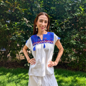 Blouse artisanale en coton brodée couleur blanc et bleu. Elaborée au Mexique