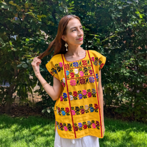 Blouse artisanale brodée couleur jaune. Elaboré au Mexique