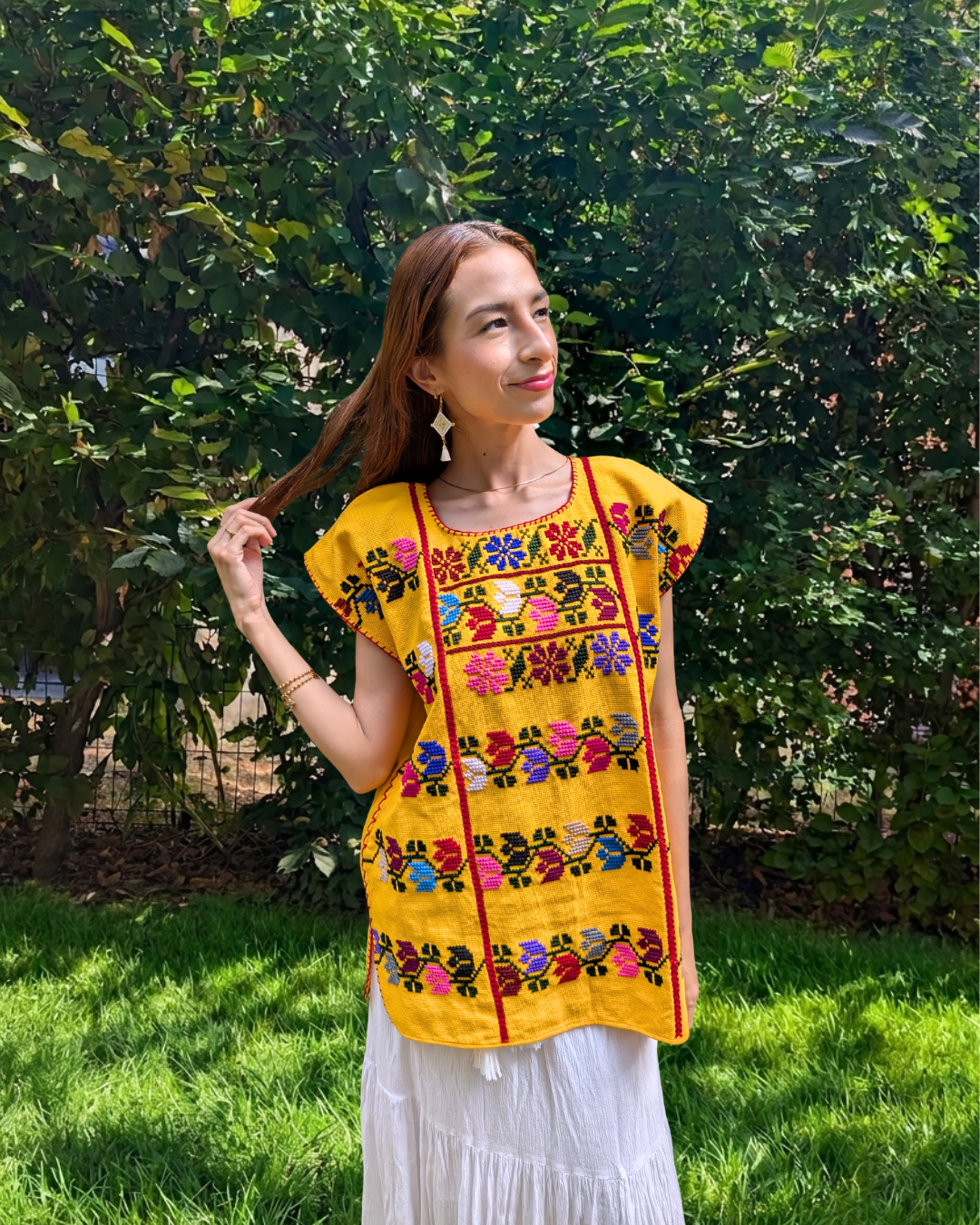 Blouse artisanale brodée couleur jaune. Elaboré au Mexique