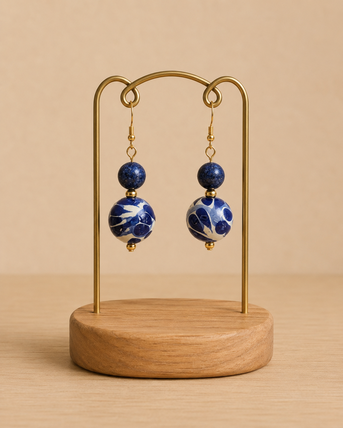 Boucles d'oreilles artisanales élaborées en céramique mexicaine. Forme sphérique avec une pierre naturelle. Couleur blanc et bleu foncé. Elaborées au Mexique. Idées cadeaux femme
