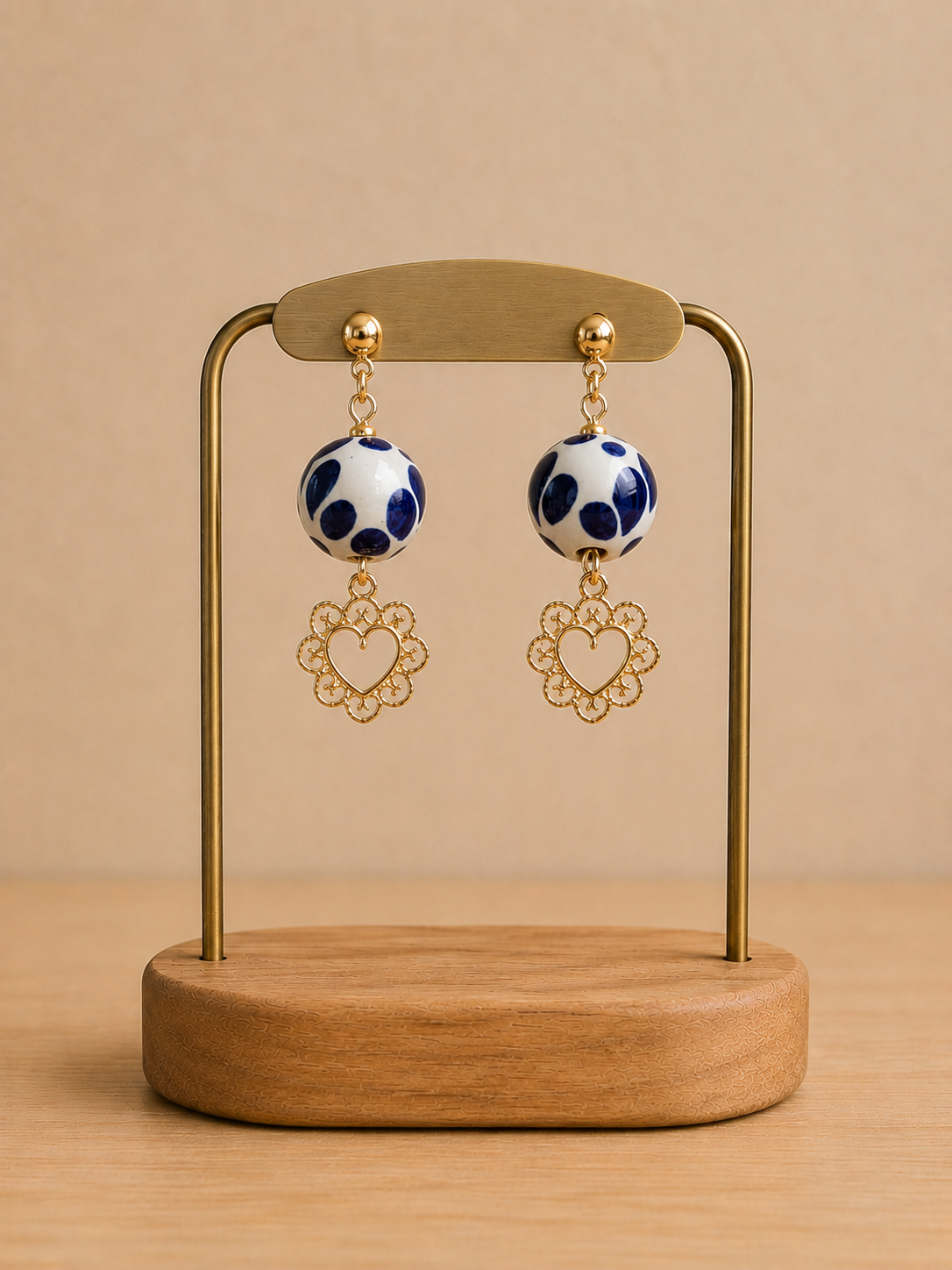 Boucles d'oreilles artisanales élaborées en céramique mexicaine. Forme sphérique avec un pendentif en forme de cœur. Couleur blanc et bleu foncé. Elaborées au Mexique. Idées cadeaux femme
