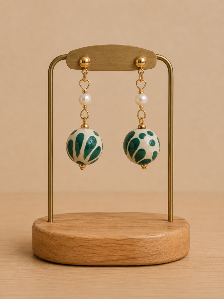 Boucles d'oreilles artisanales élaborées en céramique mexicaine. Forme sphérique avec des perles de rivière. Couleur blanc et vert. Elaborées au Mexique. Idées cadeaux femme