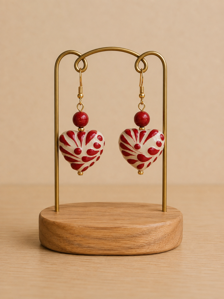 Boucles d'oreilles artisanales en céramique en forme de cœur avec des pierres naturelles. Couleur blanc et rouge. Elaborées au Mexique. Idées cadeaux femme.
