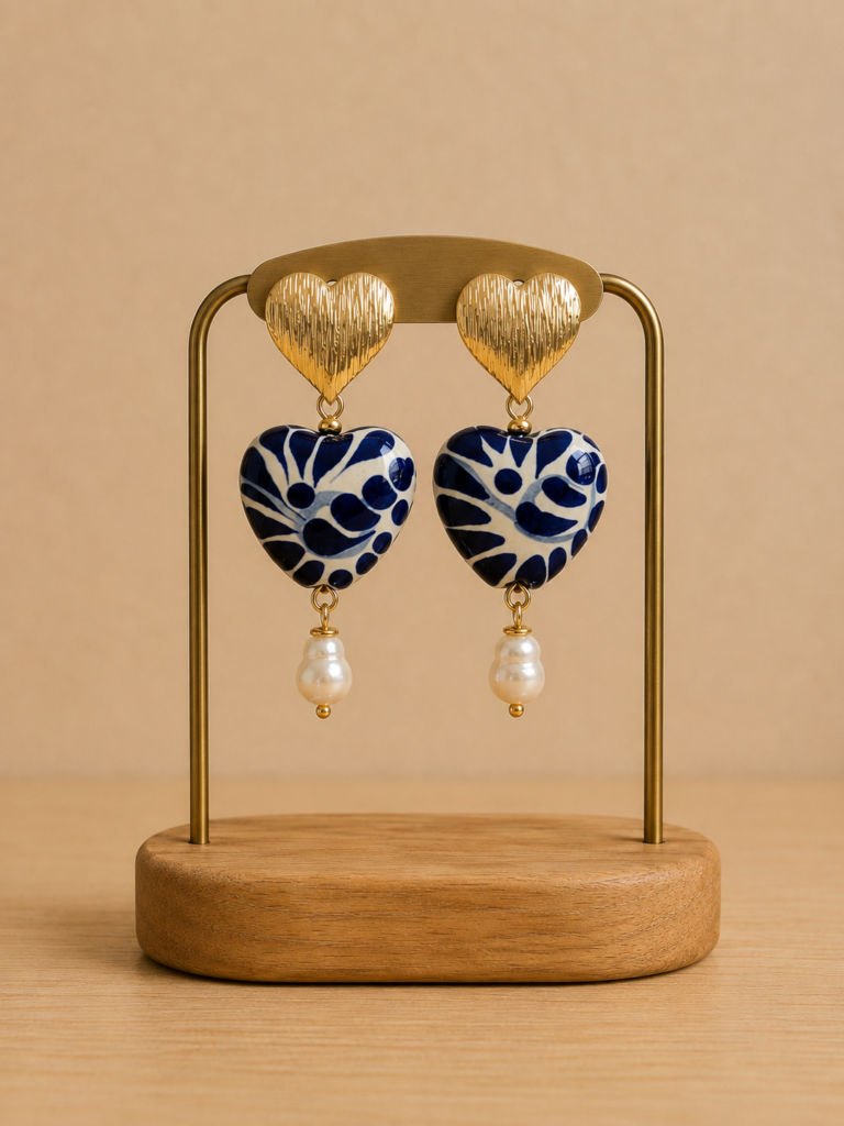 Boucles d'oreilles artisanales en céramique en forme de cœur avec un double cœur plaqué en or et une perle de rivière. Couleur blanc et bleu foncé. Elaborées au Mexique. Idées cadeaux femme.