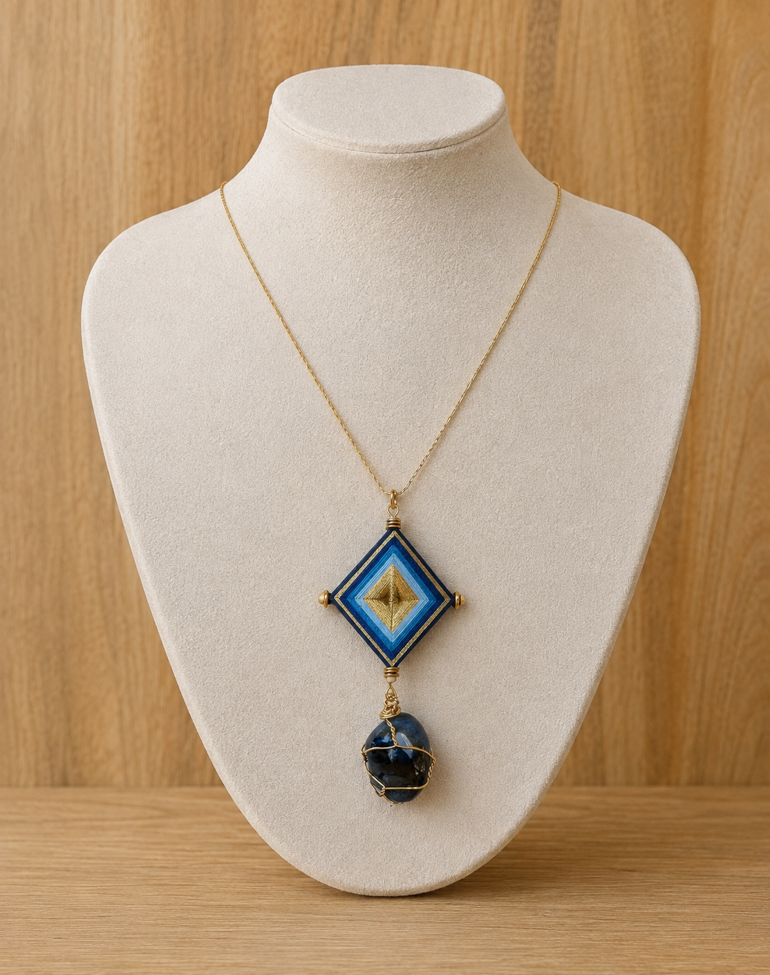 Collier bleu artisanal élaboré en pierre naturelle et œil de Dieu. Fabrication artisanale au Mexique