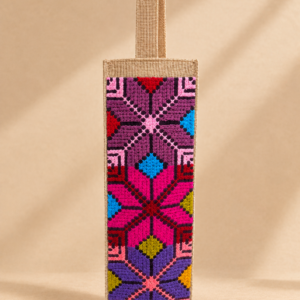 Cette pochette à bouteille artisanal réalisée à la main est une idée cadeaux originale et étique.