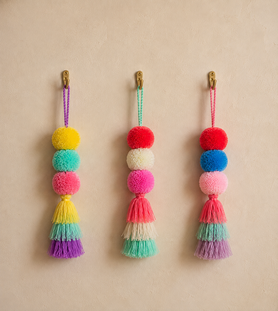 Décoration murale artisanale en forme de pompons. Elaborée au Mexique