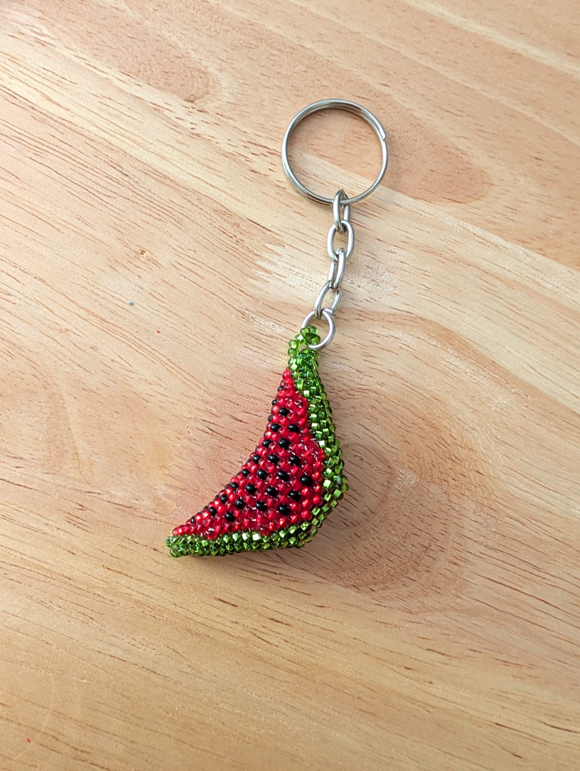 Porte-clé artisanal en forme de pastèque élaboré en perles au Mexique. Idée cadeau à petit prix